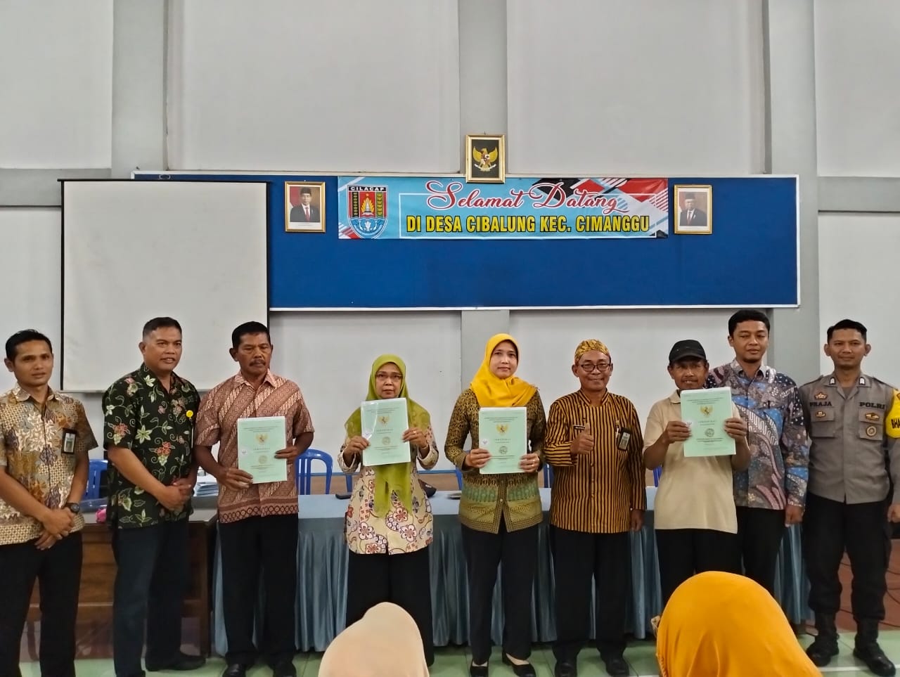 Pembagian Sertifikat Massal Program PTSL di Desa Cibalung: Langkah Penting Menuju Pemilikan Tanah yang Lebih Legal