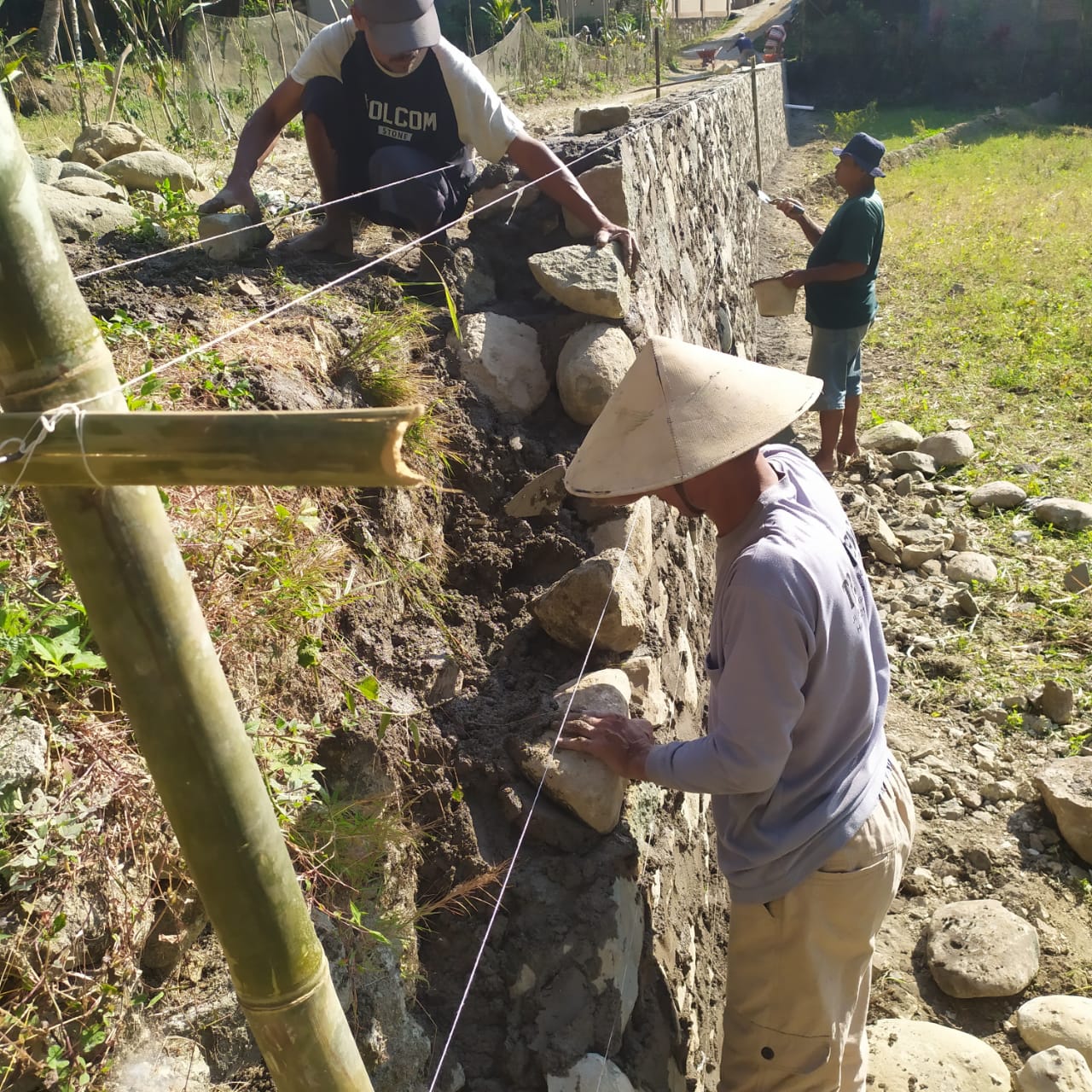 Membangun Keamanan Lingkungan dengan Pembangunan Talud di Dusun Bojonggintung, Desa Cibalung