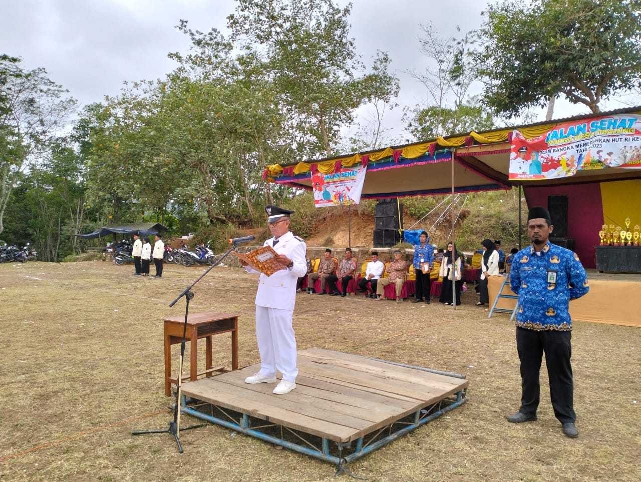 Desa Cibalung Menggelar Upacara Bendera Megah dalam Perayaan HUT RI ke-78 di Lapangan Giri Makmur