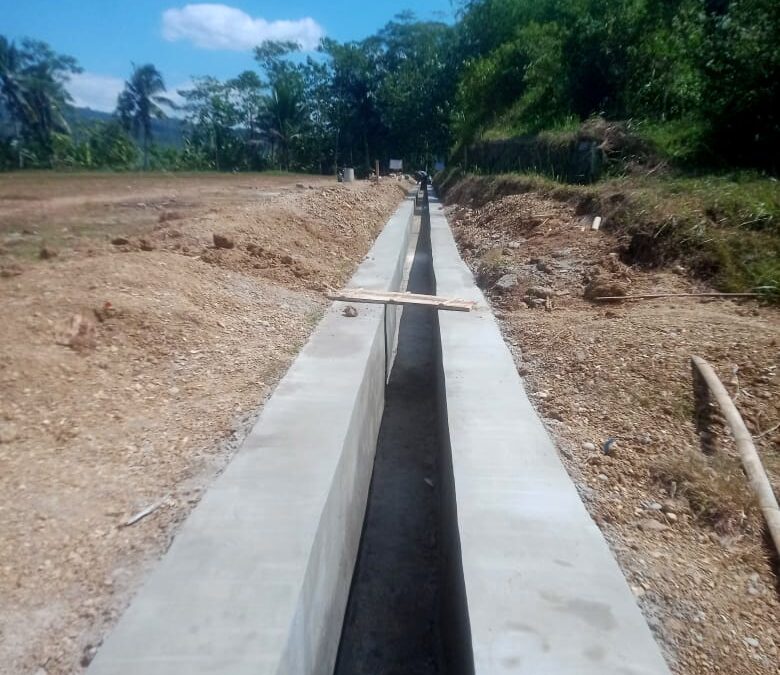Pembangunan Drainase dan Pemeliharaan Lapangan Sepak Bola Giri Makmur Wujud Komitmen Pemerintah Desa Cibalung Tingkatkan Sarana Olahraga